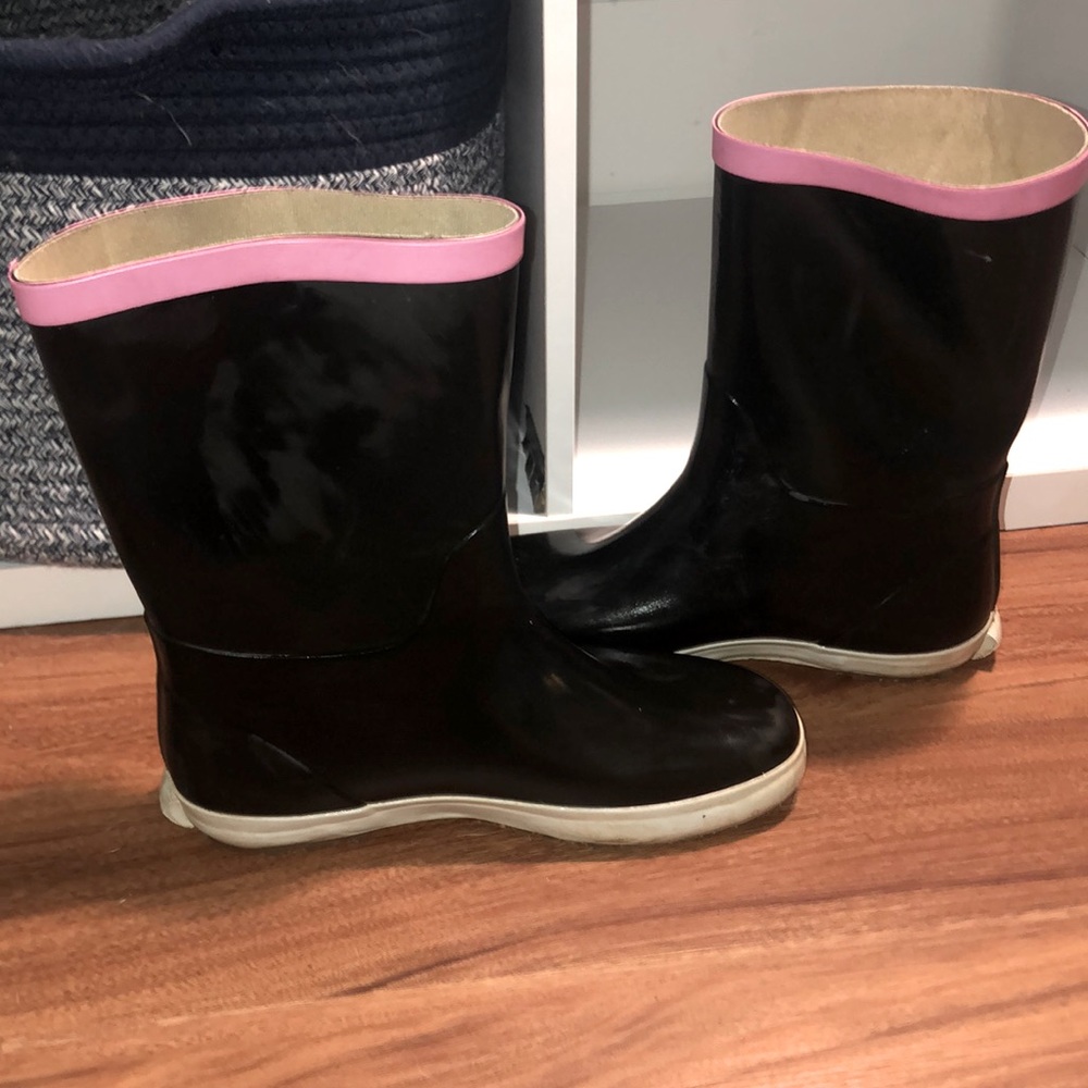 Girls size 3 rain boots, brand: Luckers